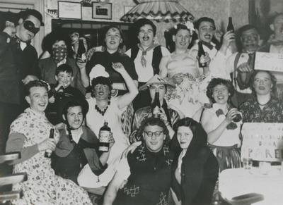 876493 Afbeelding van een carnavalsviering met als thema 'Zorro' van verklede stamgasten van café Dikke Dries ...